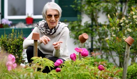 Barbara Frischmuth in ihrem Garten in Altaussee im Jahr 2021.