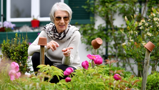Barbara Frischmuth in ihrem Garten in Altaussee im Jahr 2021.
