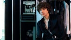 Man sieht es ihm kaum an, aber The Kooks-Frontmann Luke Pritchard hat auch schon seinen 40er ...