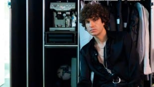 Man sieht es ihm kaum an, aber The Kooks-Frontmann Luke Pritchard hat auch schon seinen 40er ...