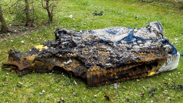 Die Matratze wurde von Feuerwehrleuten ins Freie gebracht.