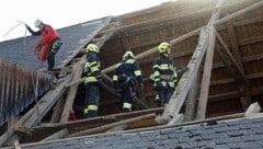 Feuerwehr und Bergrettung sicherten ein vom Sturmtief gebeuteltes Gebäude in Gaal bei ...