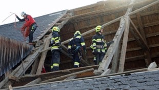 Feuerwehr und Bergrettung sicherten ein vom Sturmtief gebeuteltes Gebäude in Gaal bei ...