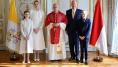 Papst Leo XIV. mit Fürst Albert II., dessen Gattin Charlène und deren Kindern.