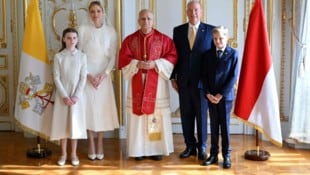 Papst Leo XIV. mit Fürst Albert II., dessen Gattin Charlène und deren Kindern.
