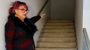 Michaela Pircher steht im Stiegenhaus. Das kann teils nicht versperrt werden – mit ...