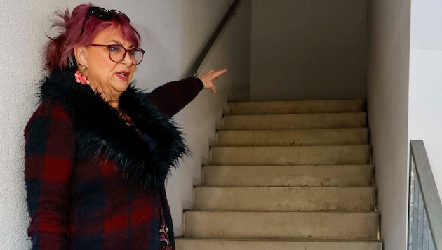 Michaela Pircher steht im Stiegenhaus. Das kann teils nicht versperrt werden – mit ...