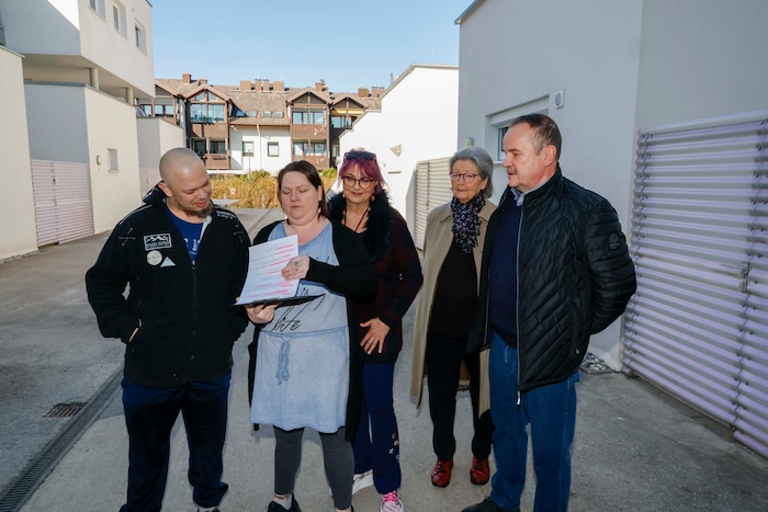 Erboste Nachbarn stehen vor den Problem- Häusern und fordern: „Es muss endlich Verbesserungen ...