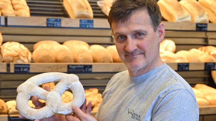 Im Raum Lofer werden Godn-Kinder so beschenkt: Bäcker Gerhard Volgger mit österlicher Breze