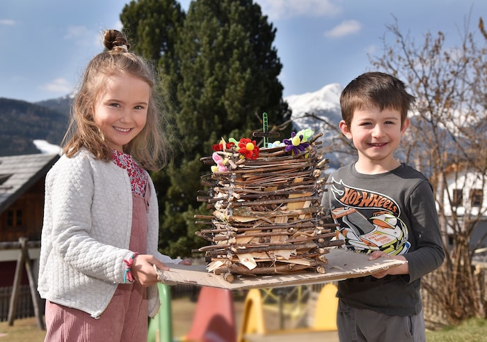 Erstes „Osterfeuer-Zimmern“: Lotti und Max (beide 6) mit Mini-Exemplar