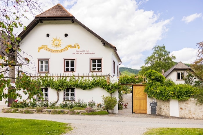 Weinhauer Brustbauer ist ein familiengeführtes Weingut mit einem Heurigen in Oberloiben bei ...