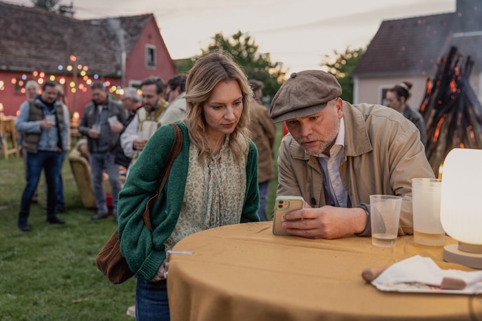 Humoriges Duo. Mit dem Schwesterherz fallen Sifkovits die Recherchen leichter. Sie dient ihm ...