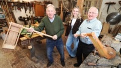 Die Feurer-Brüder mit handgemachten Ratschen aus ihrem Familienbetrieb