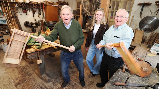 Die Feurer-Brüder mit handgemachten Ratschen aus ihrem Familienbetrieb
