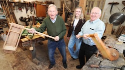 Die Feurer-Brüder mit handgemachten Ratschen aus ihrem Familienbetrieb
