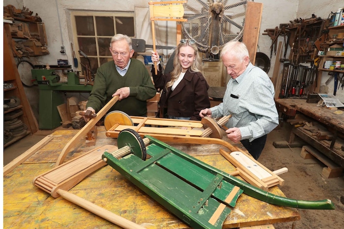 Ausgesuchte Hölzer werden für Reparaturen und neue Ratschen verwendet.