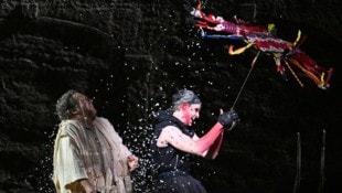 Wotan (Christian Gerhaher, li.) und Loge (Brenton Ryan) mit Schirm im Salzburger ...