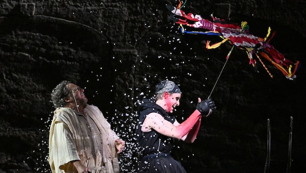 Wotan (Christian Gerhaher, li.) und Loge (Brenton Ryan) mit Schirm im Salzburger ...