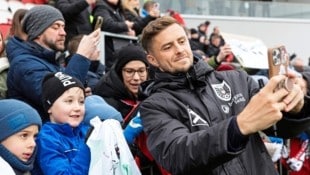 Baumgartner zauberte den Kindern ein Lächeln ins Gesicht.