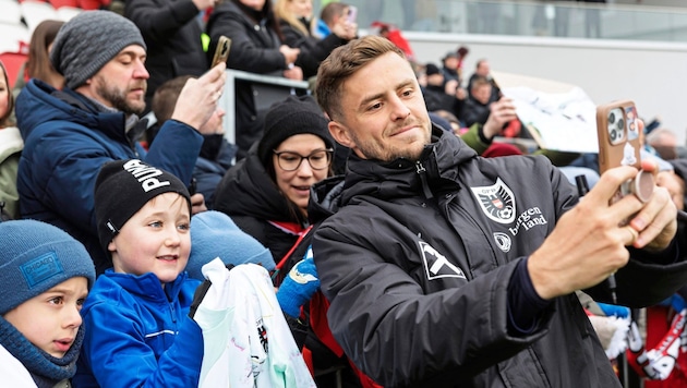 Baumgartner zauberte den Kindern ein Lächeln ins Gesicht.