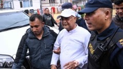 Nepals ehemaliger Premierminister Khadga Prasad Sharma Oli wird von der Polizei eskortiert, als ...