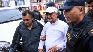 Nepals ehemaliger Premierminister Khadga Prasad Sharma Oli wird von der Polizei eskortiert, als ...