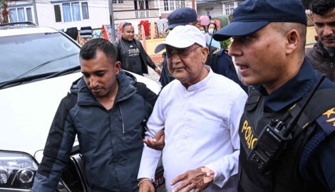 Nepals ehemaliger Premierminister Khadga Prasad Sharma Oli wird von der Polizei eskortiert, als ...