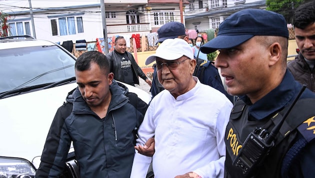 Nepals ehemaliger Premierminister Khadga Prasad Sharma Oli wird von der Polizei eskortiert, als ...