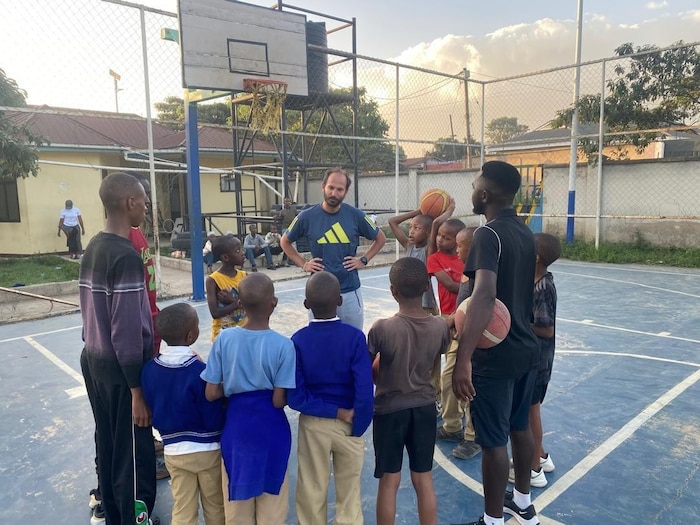 Wirtschaftsbeirat Josch Kiener (M.) trainierte bereits in Tansania mit jenen Kids, die nun auch ...