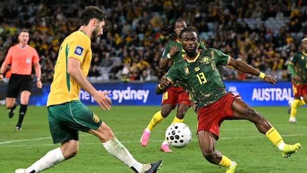 Jacob Italiano (l.) machte gegen Kamerun WM-Reklame.