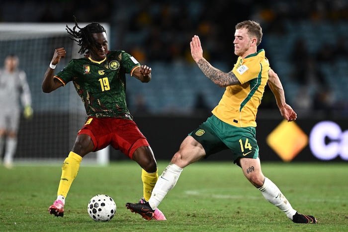 Sturms Ryan Fosso (l.) unterlag bei seinem Kamerun-Debüt in Australien.