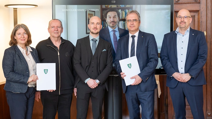 Von links: Bürgermeisterin Elke Kahr, Dietmar Wiener, Peter Wiener, Uni-Graz-Rektor Peter ...