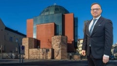 Elie Rosen, Präsident der israelitischen Kultusgemeinde der Steiermark, im Hintergrund die ...