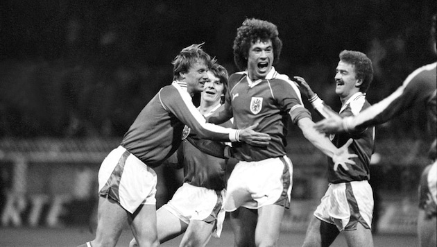 Mit Debütant Toni Polster jubelten 1982 Obermayer, Degeorgi und Prohaska (v. li.)