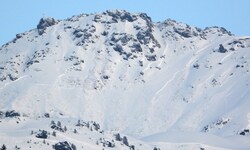 Zwei Wintersportler wurden im Bereich des Marchkopfes im Tiroler Zillertal von einer Lawine ...