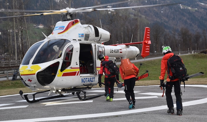 Die alarmierten Rettungskräfte konnten den Verschütteten im Zillertal rasch lokalisieren und ...