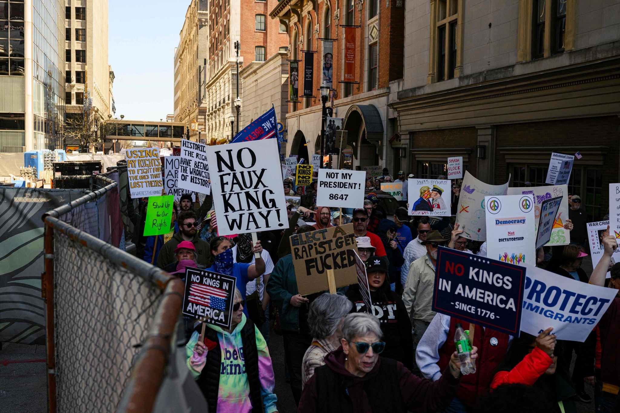Die Demonstranten kritisieren laut die Trump-Regierung.