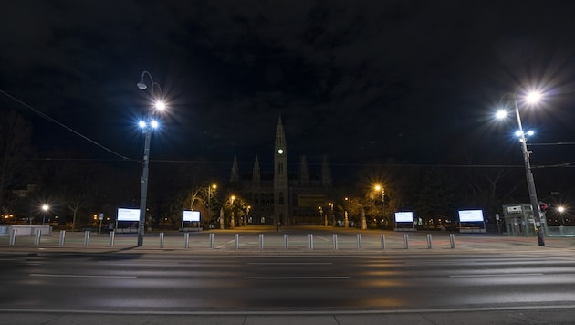 Das unbeleuchtete Wiener Rathaus (Archivbild)