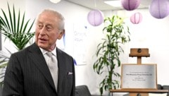 König Charles neben der Gedenktafel