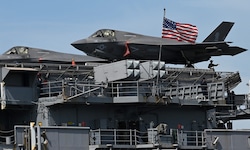 Das amphibische Angriffsschiff „USS Tripoli“ ist in der Golfregion angekommen.