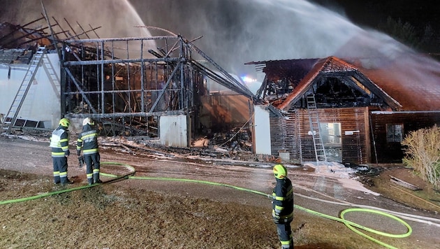 Stundenlang kämpften die Feuerwehrleute in Gschaid gegen die Flammen.