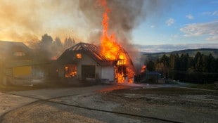 Am Samstagabend kam es in der Oststeiermark zu einem Großeinsatz wegen eines brennenden ...