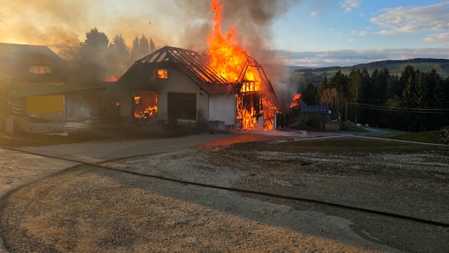 Am Samstagabend kam es in der Oststeiermark zu einem Großeinsatz wegen eines brennenden ...