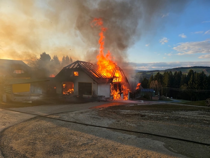 Beim Eintreffen der Feuerwehr stand das Gebäude bereits in Vollbrand.