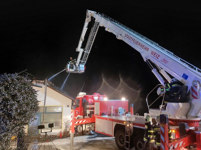 Auch die Weizer Feuerwehr stand im Einsatz – insgesamt waren es 213 Feuerwehrleute von 13 ...