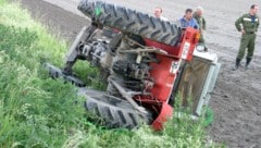 Der Traktor kippte um, der 55-Jährige wurde eingeklemmt. (Symbolbild)