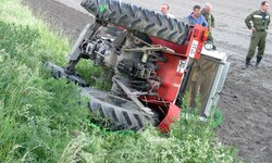 Der Traktor kippte um, der 55-Jährige wurde eingeklemmt. (Symbolbild)