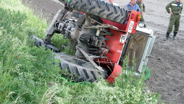 Der Traktor kippte um, der 55-Jährige wurde eingeklemmt. (Symbolbild)