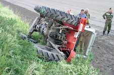 Der Traktor kippte um, der 55-Jährige wurde eingeklemmt. (Symbolbild)