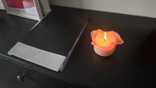 Eine umgefallene Kerze hat die Kommode in Brand gesetzt (Symbolbild).